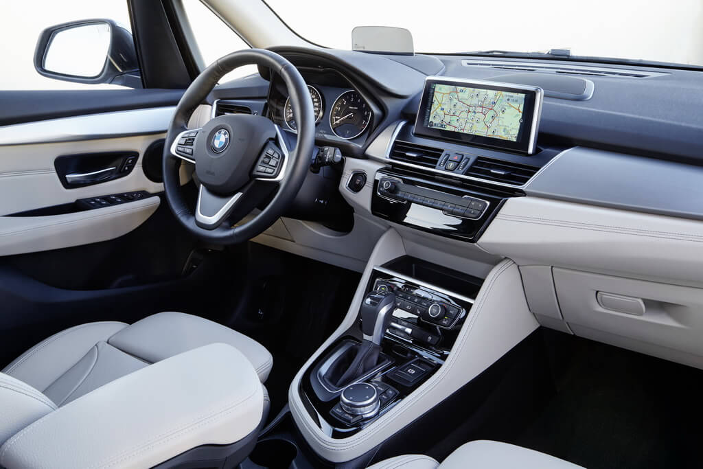 Интерьер плагин-гибрида BMW 225xe Active Tourer