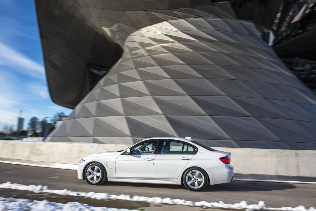 Фотография экоавто BMW 330e iPerformance - фото 3
