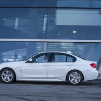 Фотография экоавто BMW 330e iPerformance - фото 4