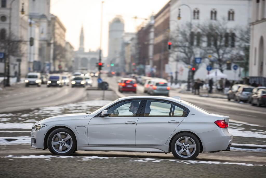 Фотография экоавто BMW 330e iPerformance - фото 12