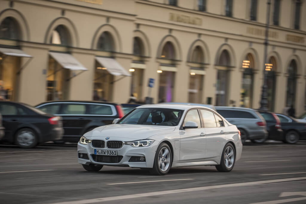 Фотография экоавто BMW 330e iPerformance - фото 13