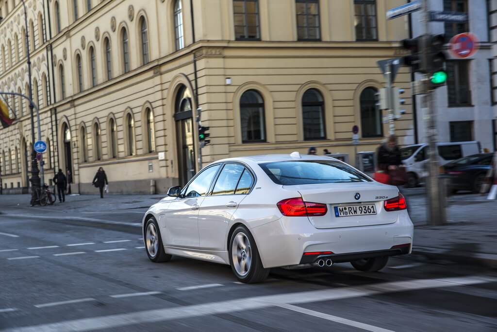 Фотография экоавто BMW 330e iPerformance - фото 15