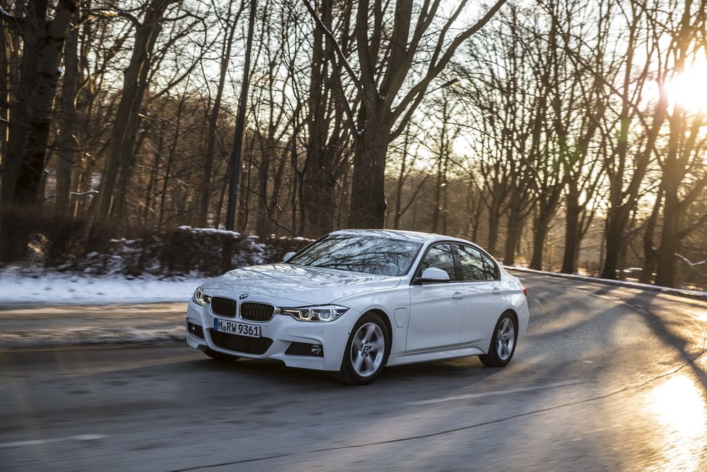 Фотография экоавто BMW 330e iPerformance - фото 17