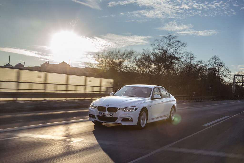 Фотография экоавто BMW 330e iPerformance - фото 19