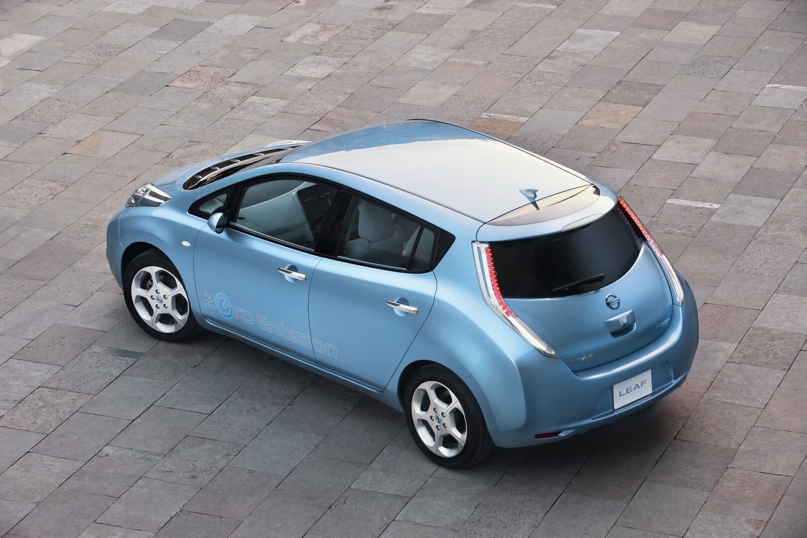Фотография экоавто Nissan Leaf 2010 (24 кВт•ч) - фото 2