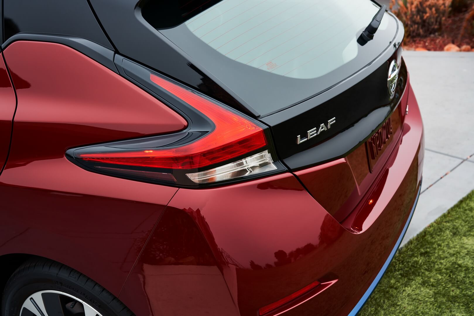 Задние фары-бумеранги Nissan Leaf 2018