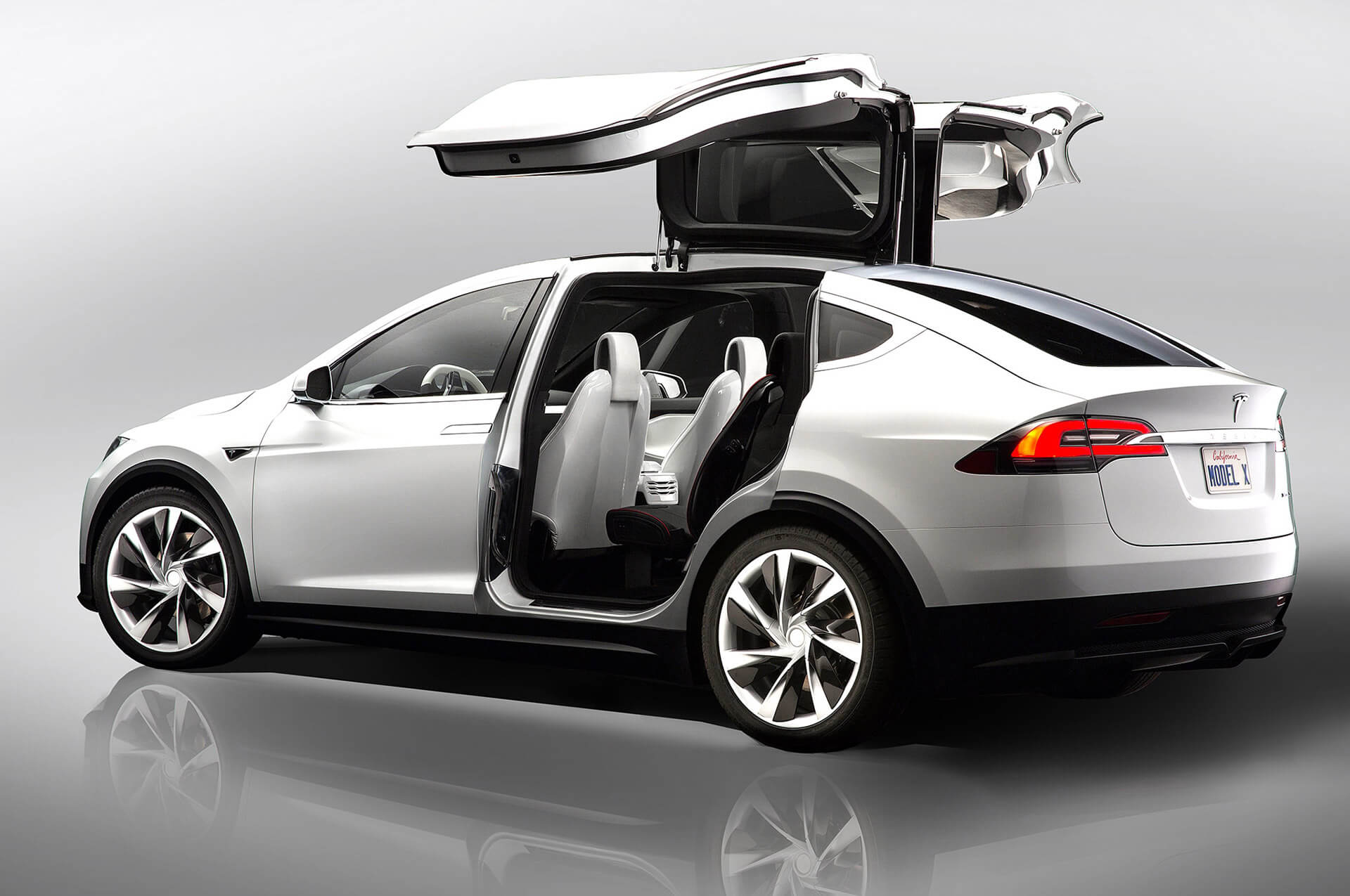 Электромобиль Tesla Model X — № 6 по продажам за август в мире