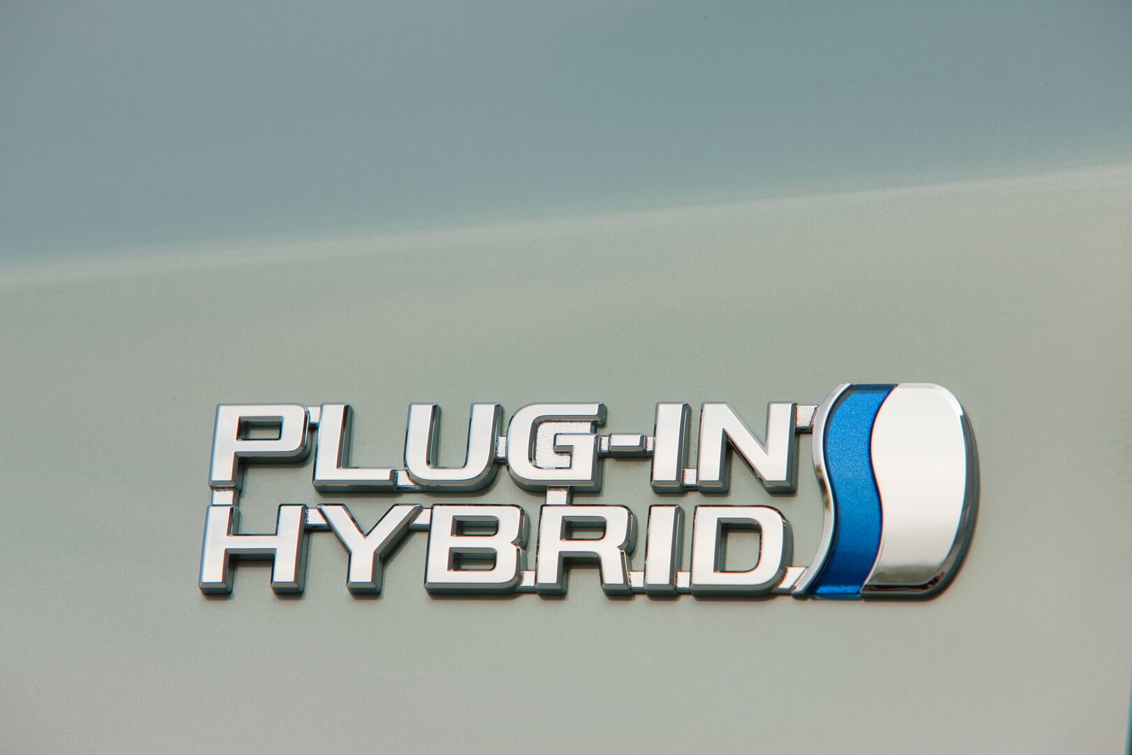 Маркировка «Plug-in Hybrid» у Toyota Prius Prime 2012