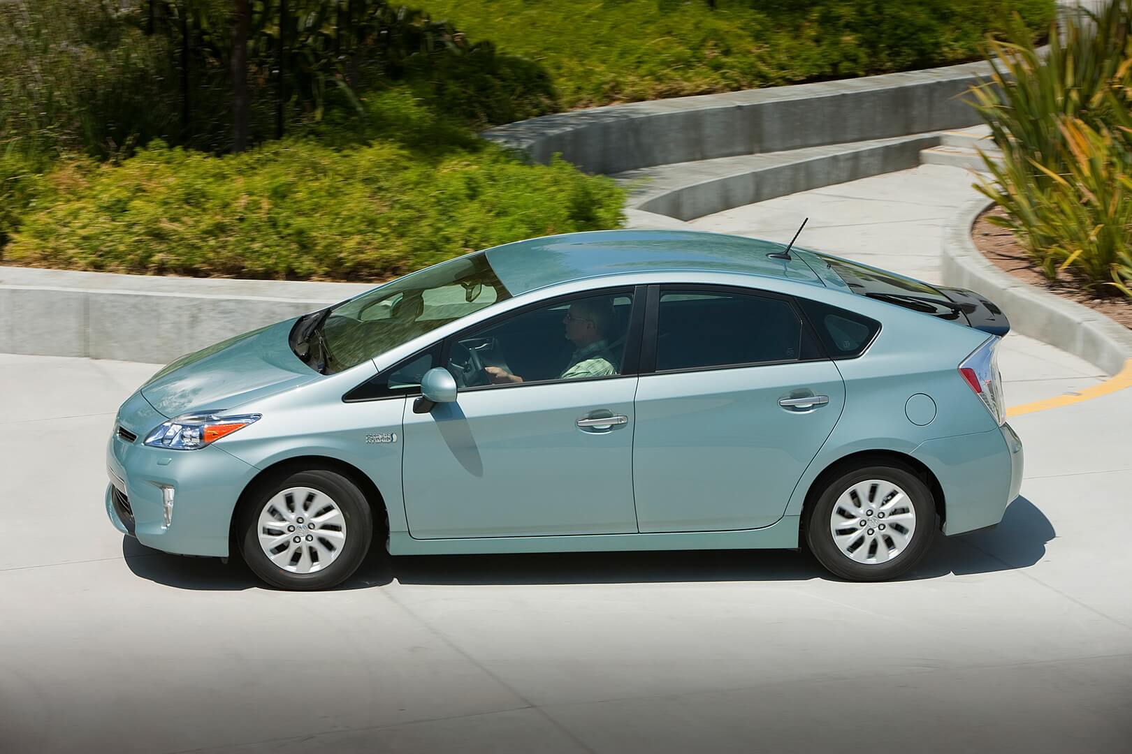 Фотография экоавто Toyota Prius Prime 2012 - фото 17