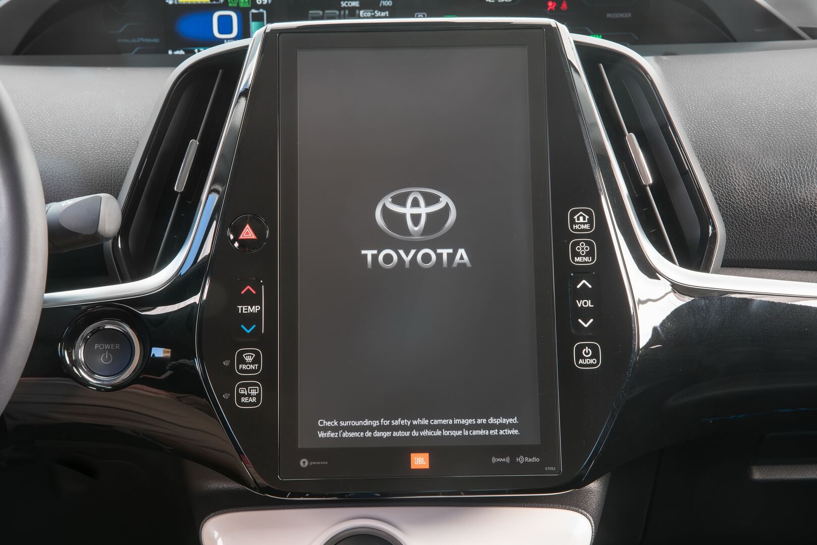 Сенсорный экран на приборной панели Toyota Prius Prime 2017