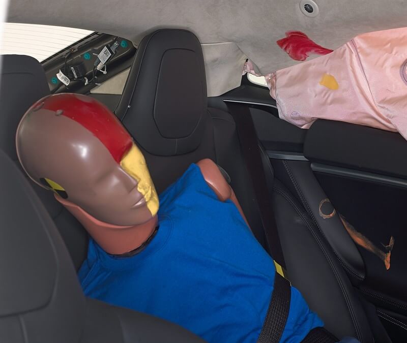Размазанная смазка показывает, где голова заднего пассажира защищена боковой подушкой безопасности.