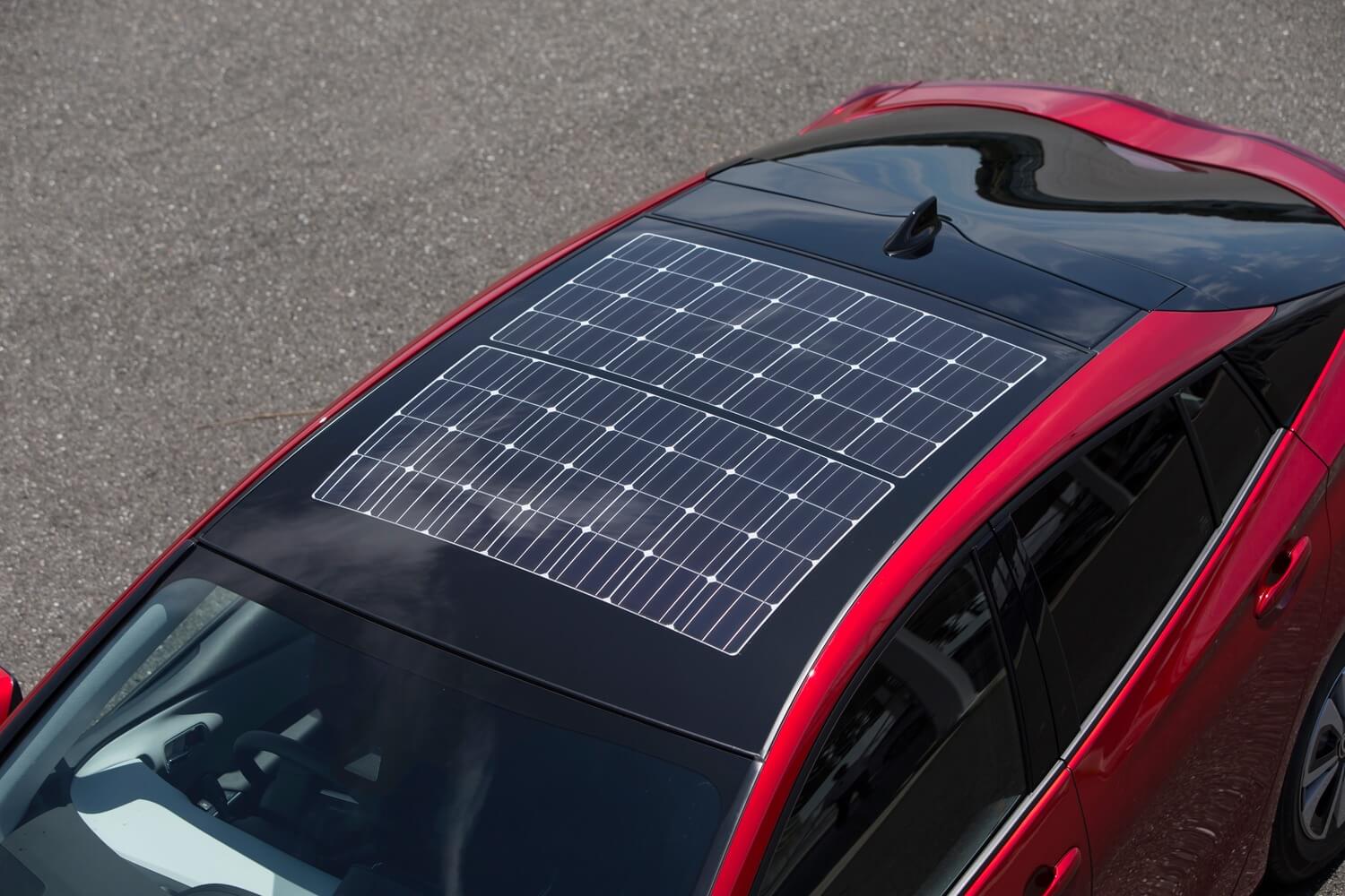 Солнечная панель на крыше Toyota Prius Prime