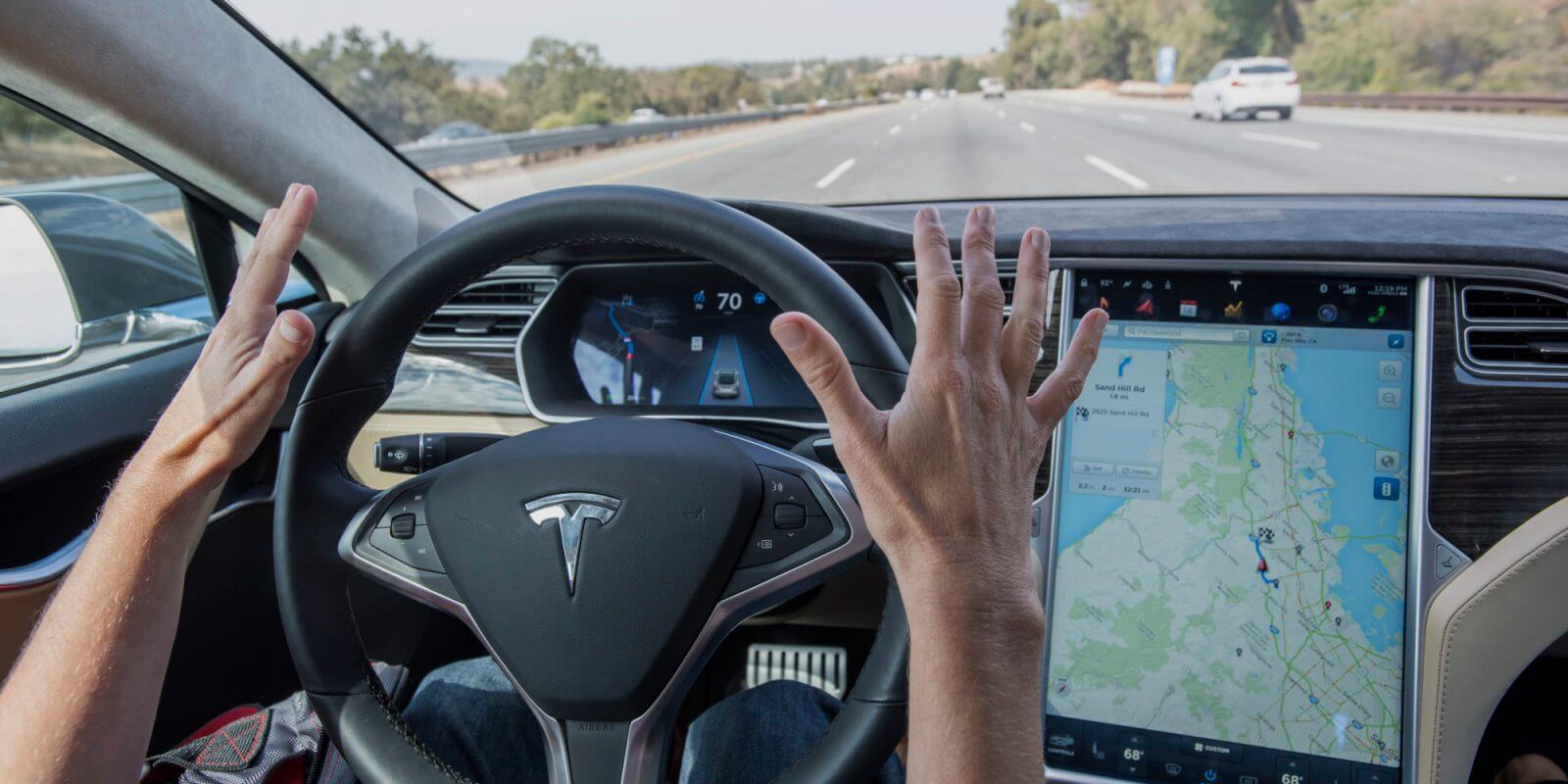 Система автономного управления Tesla безопаснее водителя