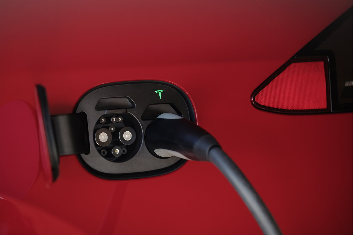 Дизайн зарядного порта с двумя разъёмами для Model S и Model X