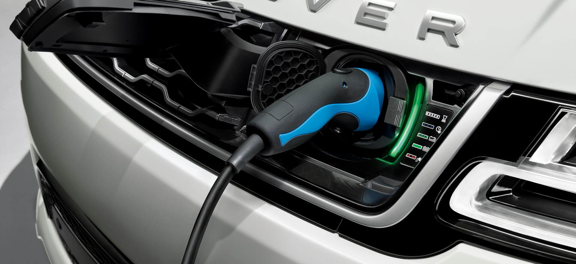Слот для зарядного устройства в Range Rover Sport plug-in hybrid P400e