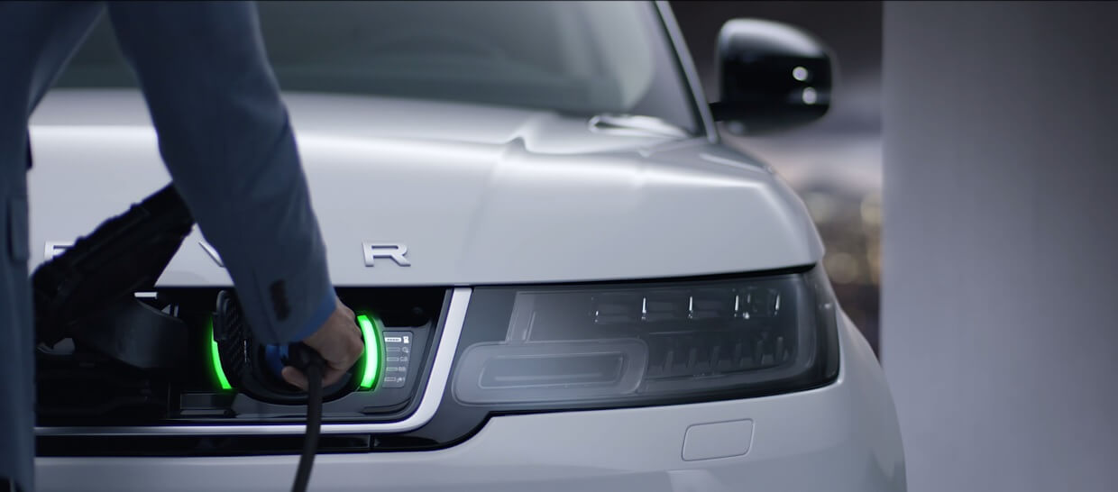 Подключение зарядного кабеля спереди автомобиля Range Rover Sport PHEV