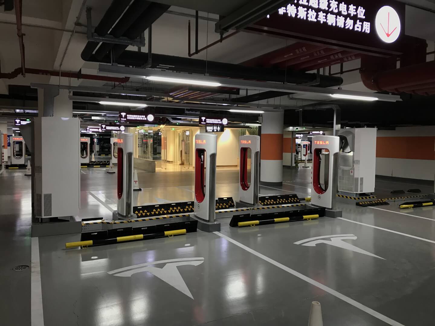 Tesla Supercharger в Шанхае — фото 3
