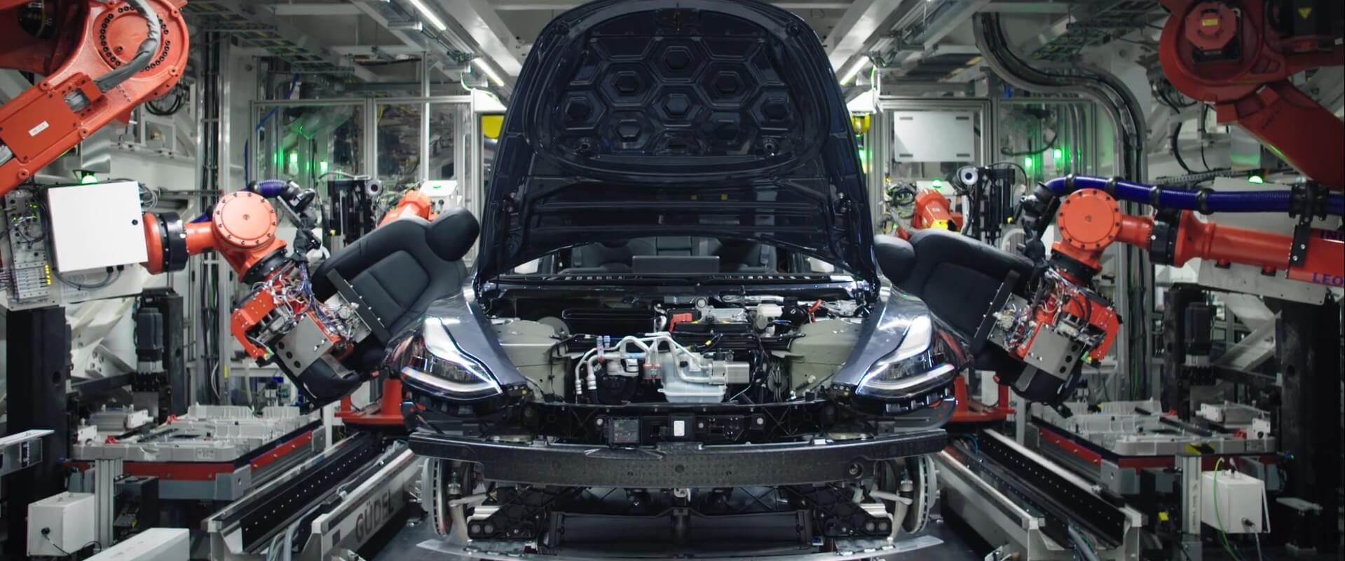 Финальная сборка электромобиля Tesla Model 3