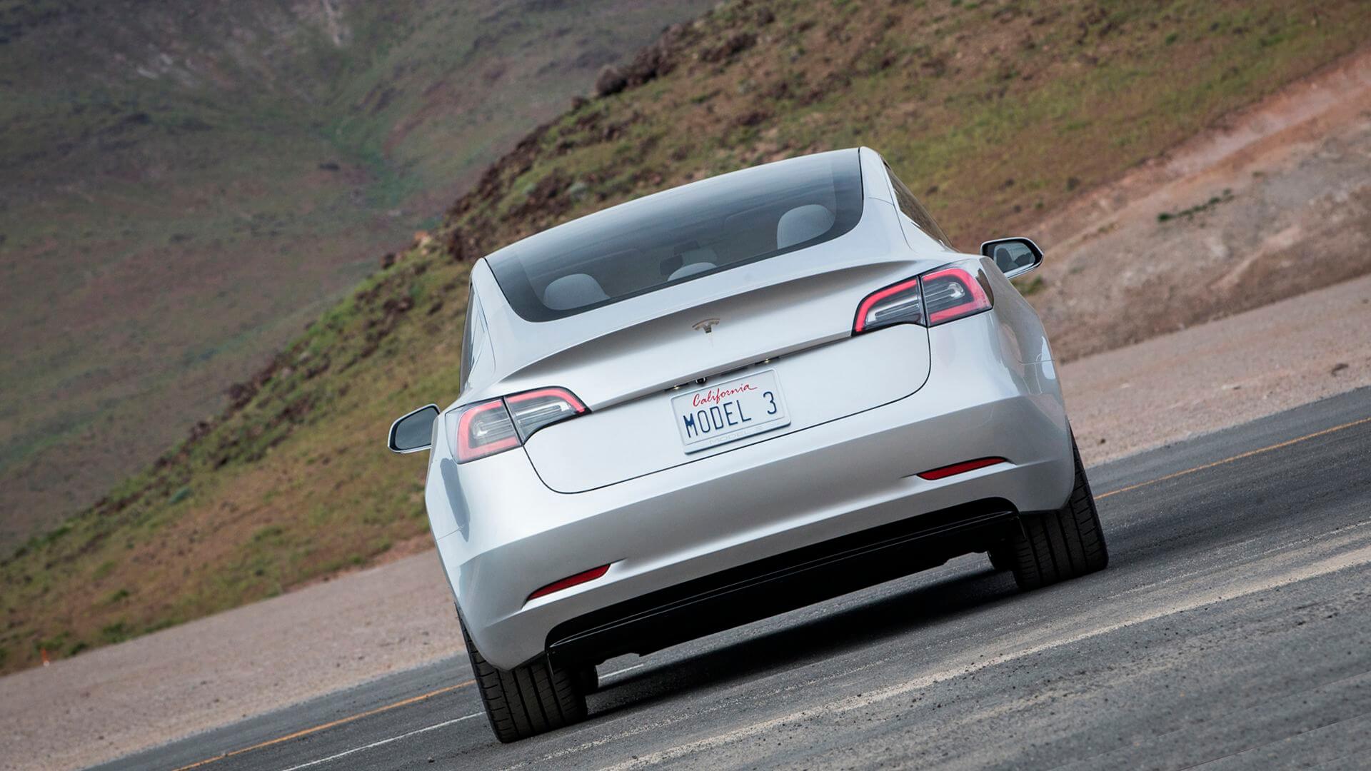 Tesla Model 3 — вид сзади