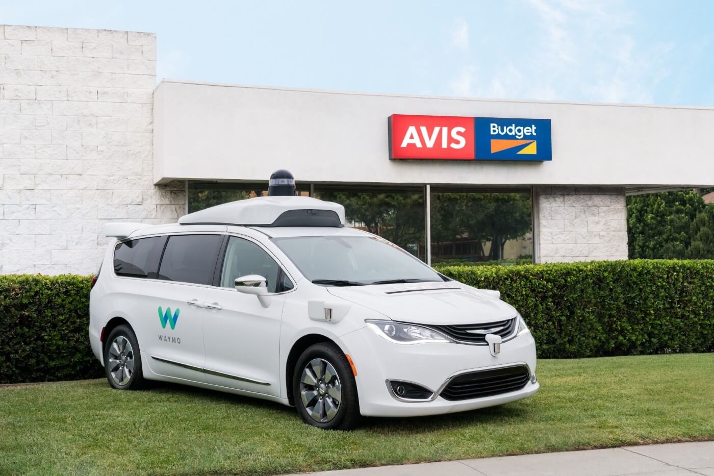 Прокатная компания Avis и Chrysler Pacifica с автономным управлением от Waymo 