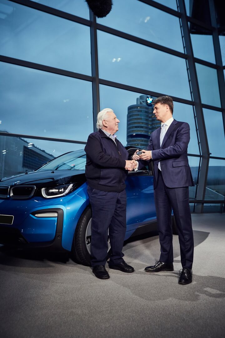 Председатель правления BMW передает ключи новому владельцу 100-тысячного электромобиля BMW i3