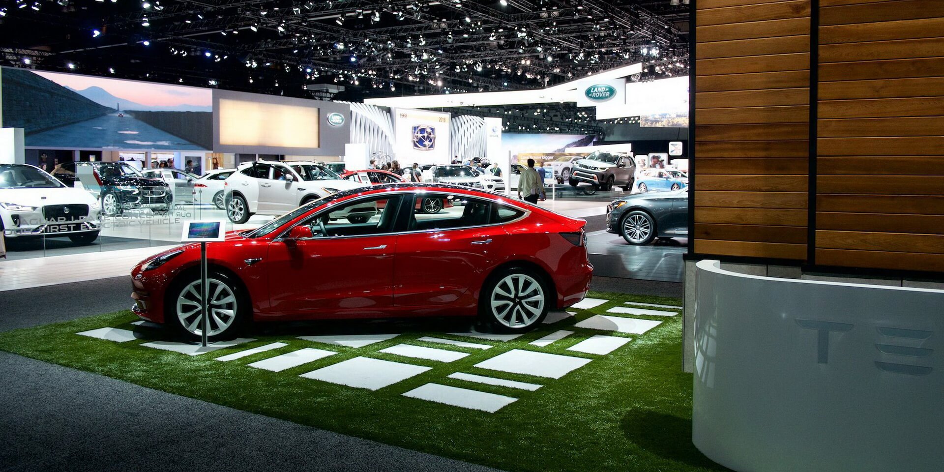 Электромобиль Tesla Model 3 на LA Auto Show 2017