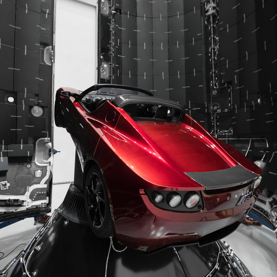 Вишневый электромобиль Tesla Roadster на борту ракеты Falcon Heavy