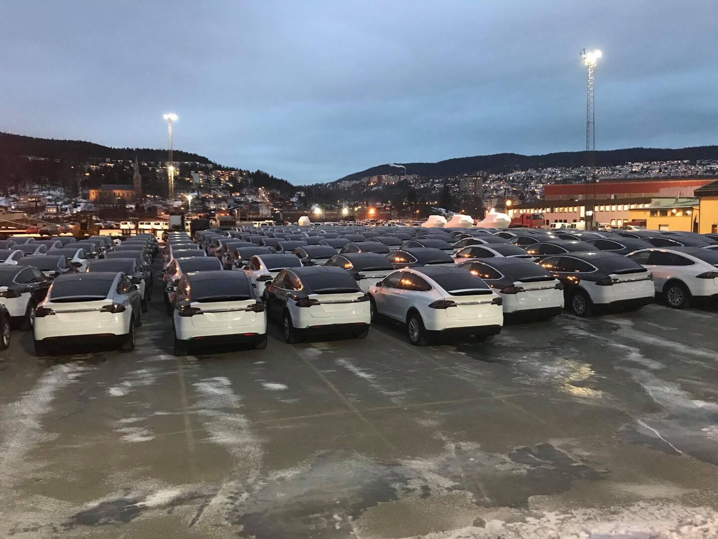 Партия электромобилей Tesla в норвежском порту 