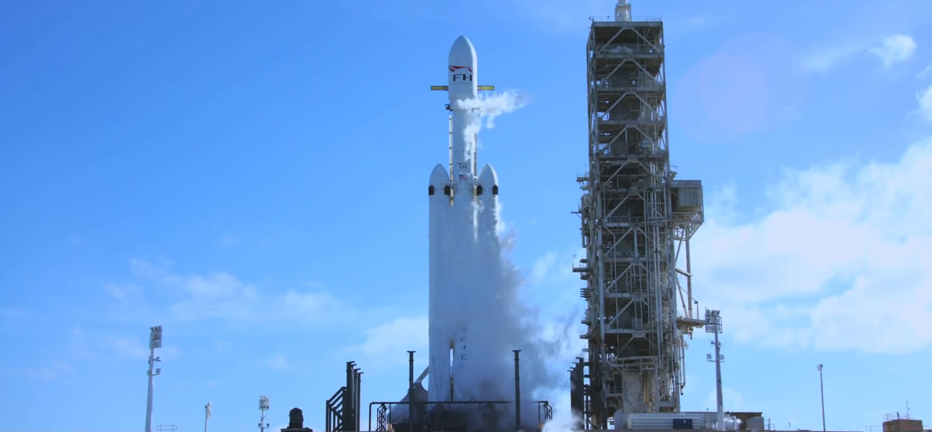 Запуск Falcon Heavy с Tesla Roadster в космос