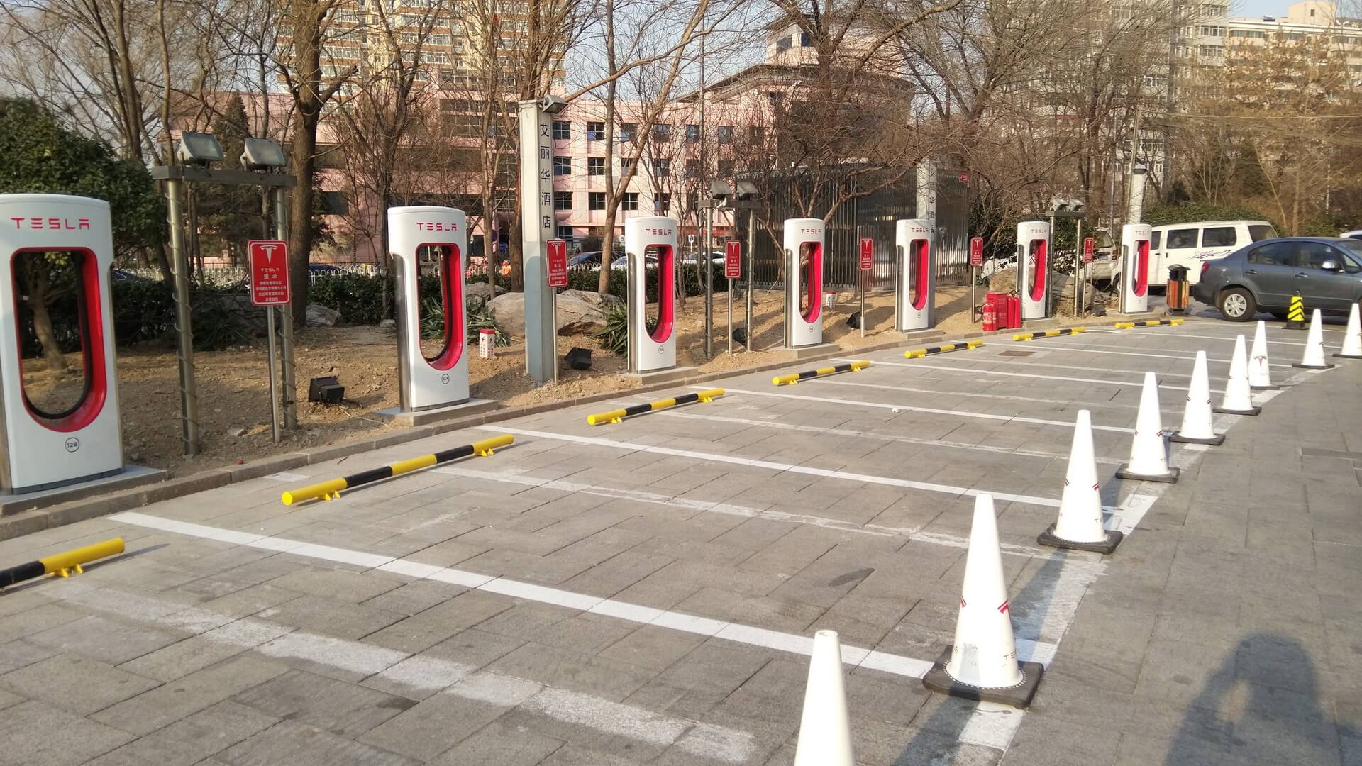 Быстрая зарядная станция Tesla Supercharger с 50 зарядными пунктами в Пекине