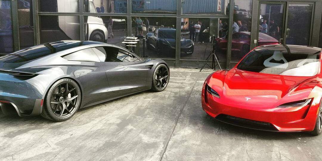 Tesla Roadster белая