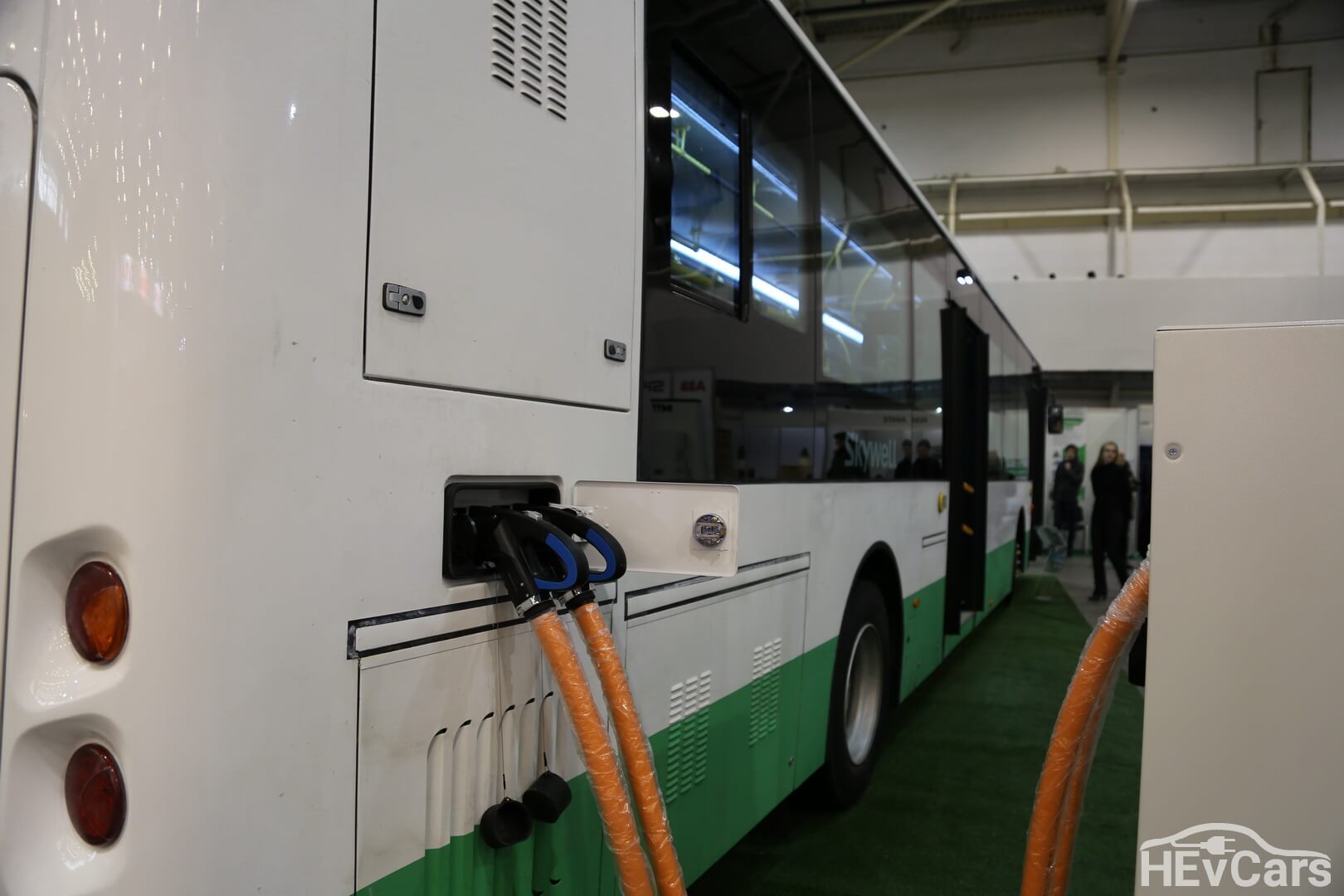 Зарядка электроавтобуса Skywell с помощью двух портов одновременно