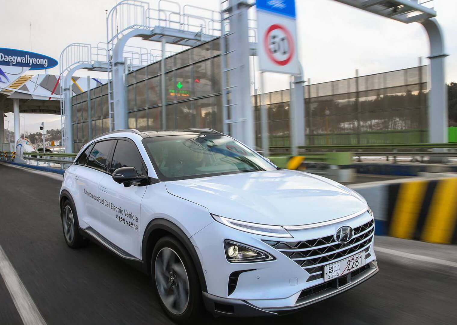 Автомобиль на топливных элементах Hyundai NEXO в автономном режиме