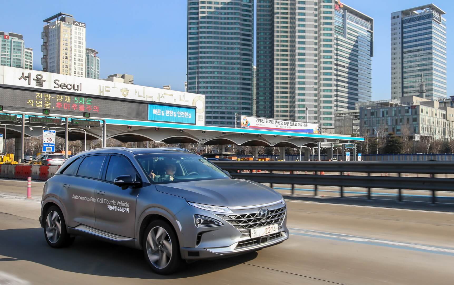 Автомобиль на топливных элементах Hyundai NEXO в автономном режиме
