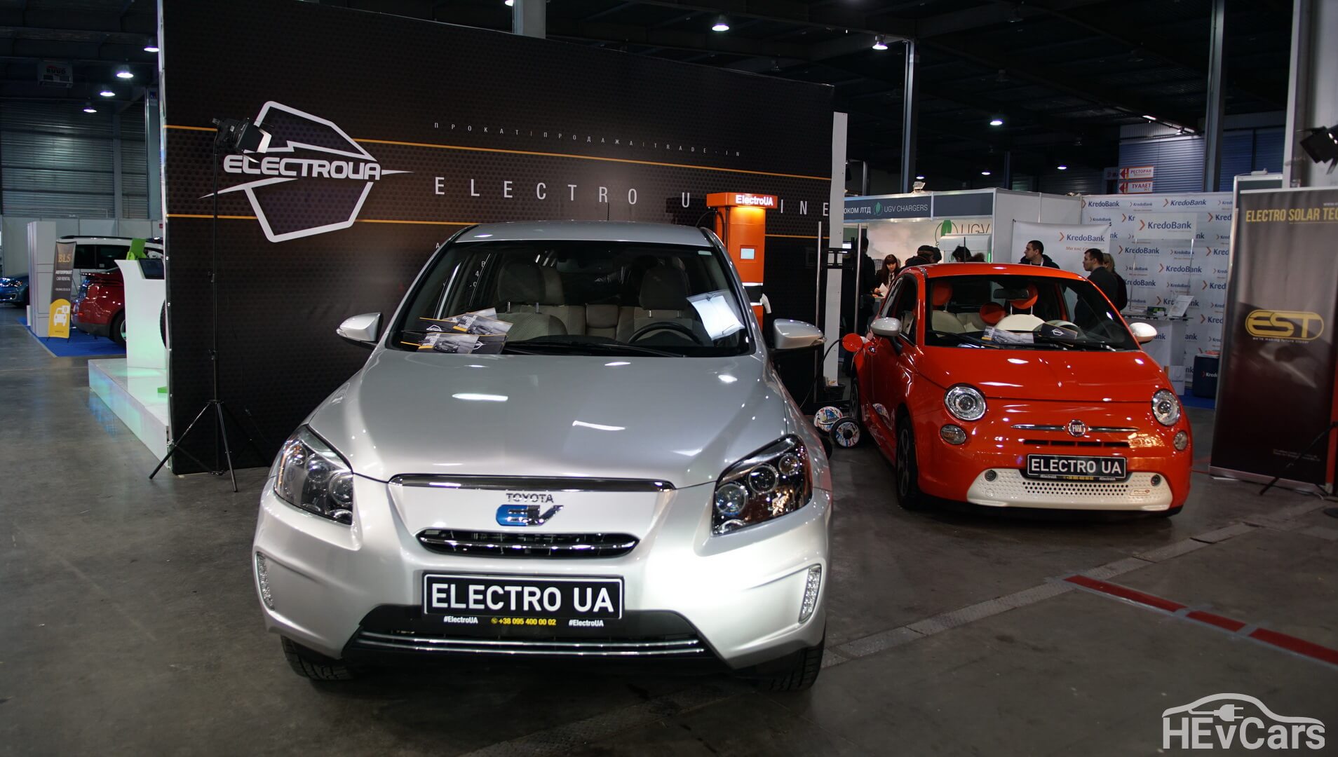 Электромобили Toyota RAV4 EV и Fiat 500e
