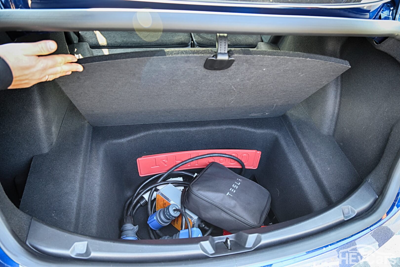 Внутреннее отделение под багажником Tesla Model 3 для зарядных кабелей