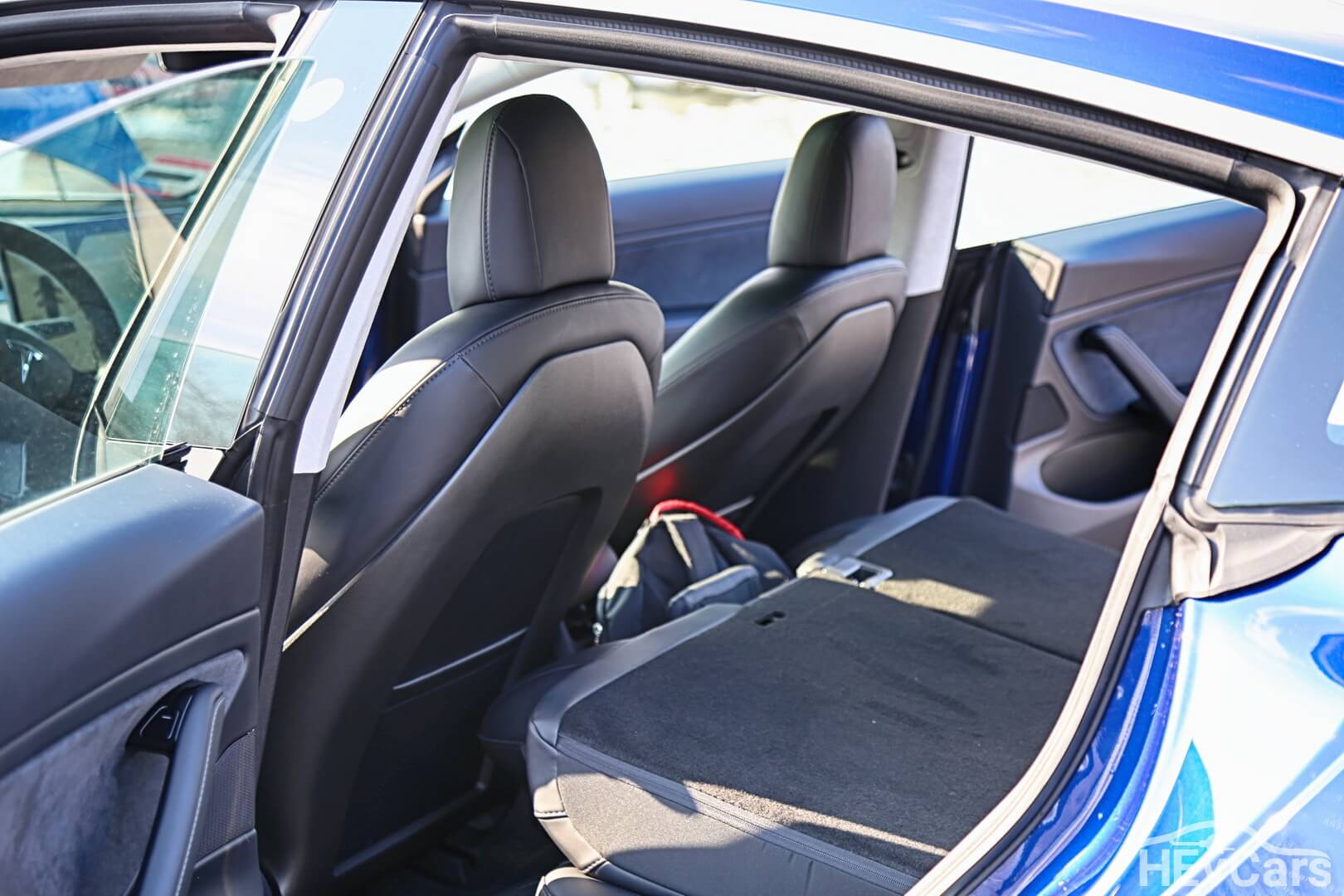Сложенный задний ряд сидений Tesla Model 3