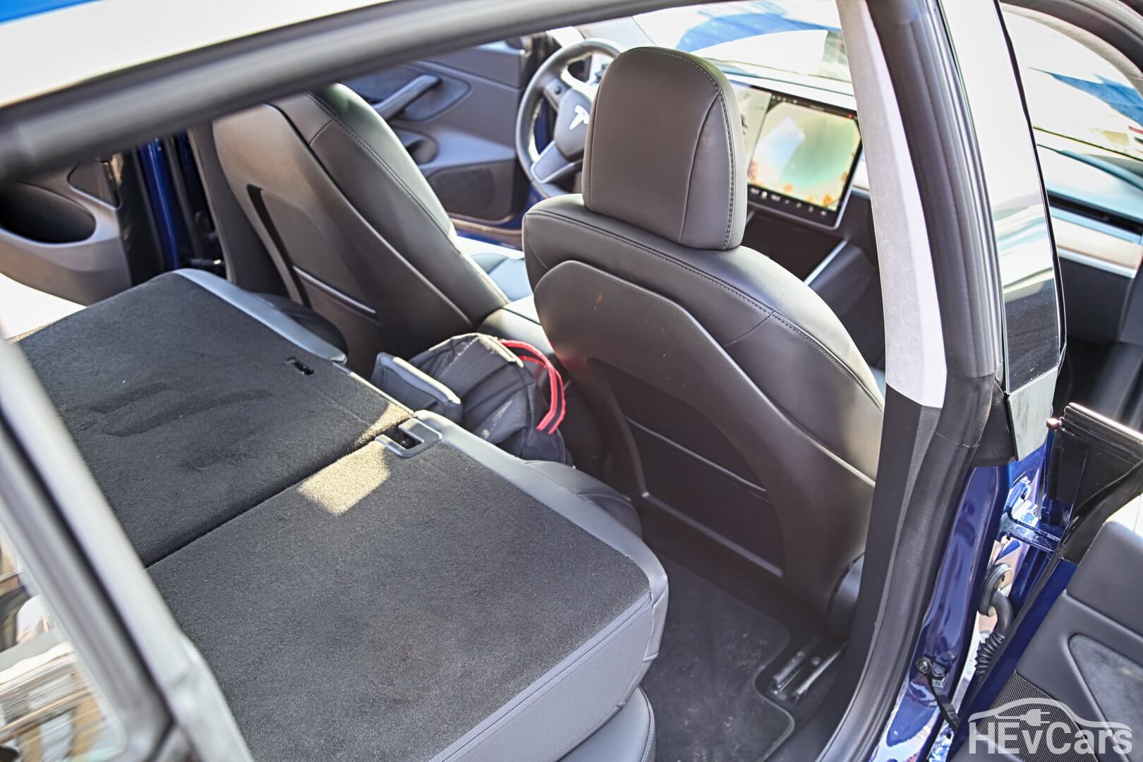 Задний ряд сидений Tesla Model 3