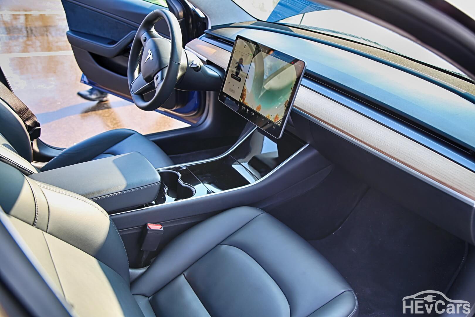 Приборная панель и передние сидения Tesla Model 3