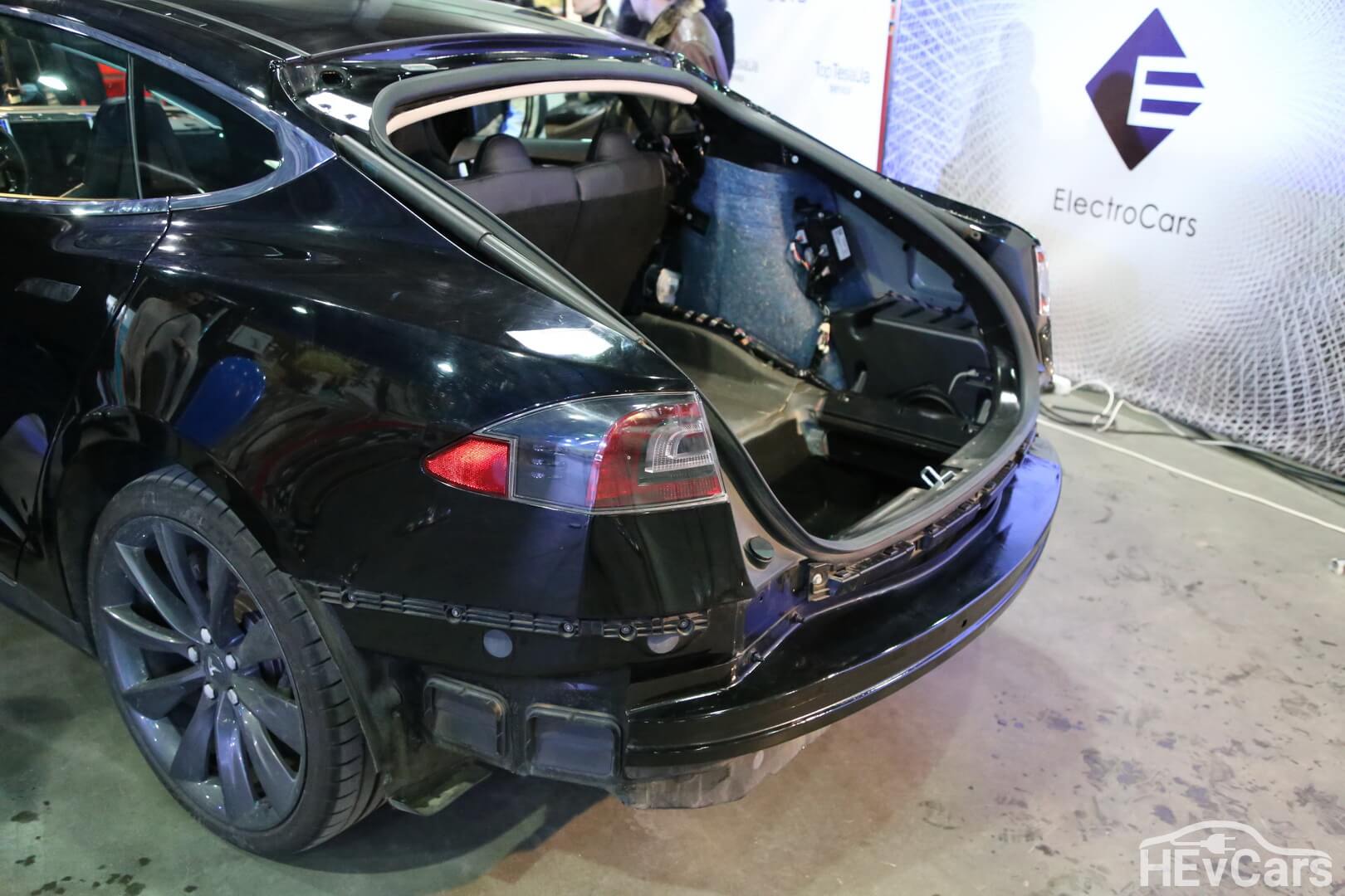 Багажник Tesla Model S 85 в разобранном виде