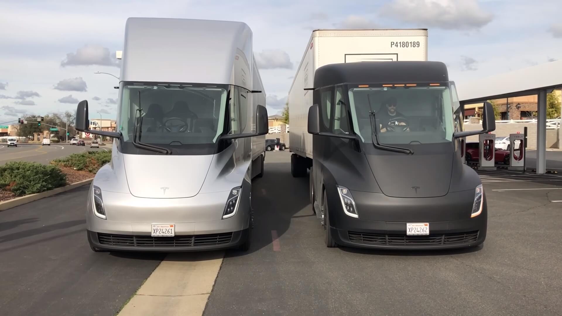 Прототипы электрогрузовиков Tesla Semi на дорогах США