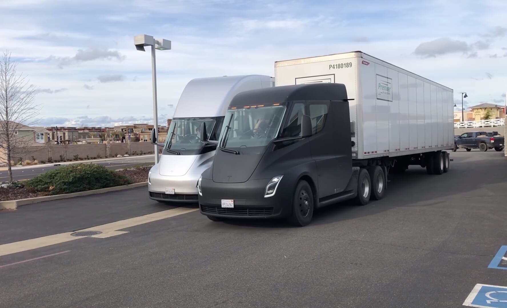 Прототипы Tesla Semi на дорогах США