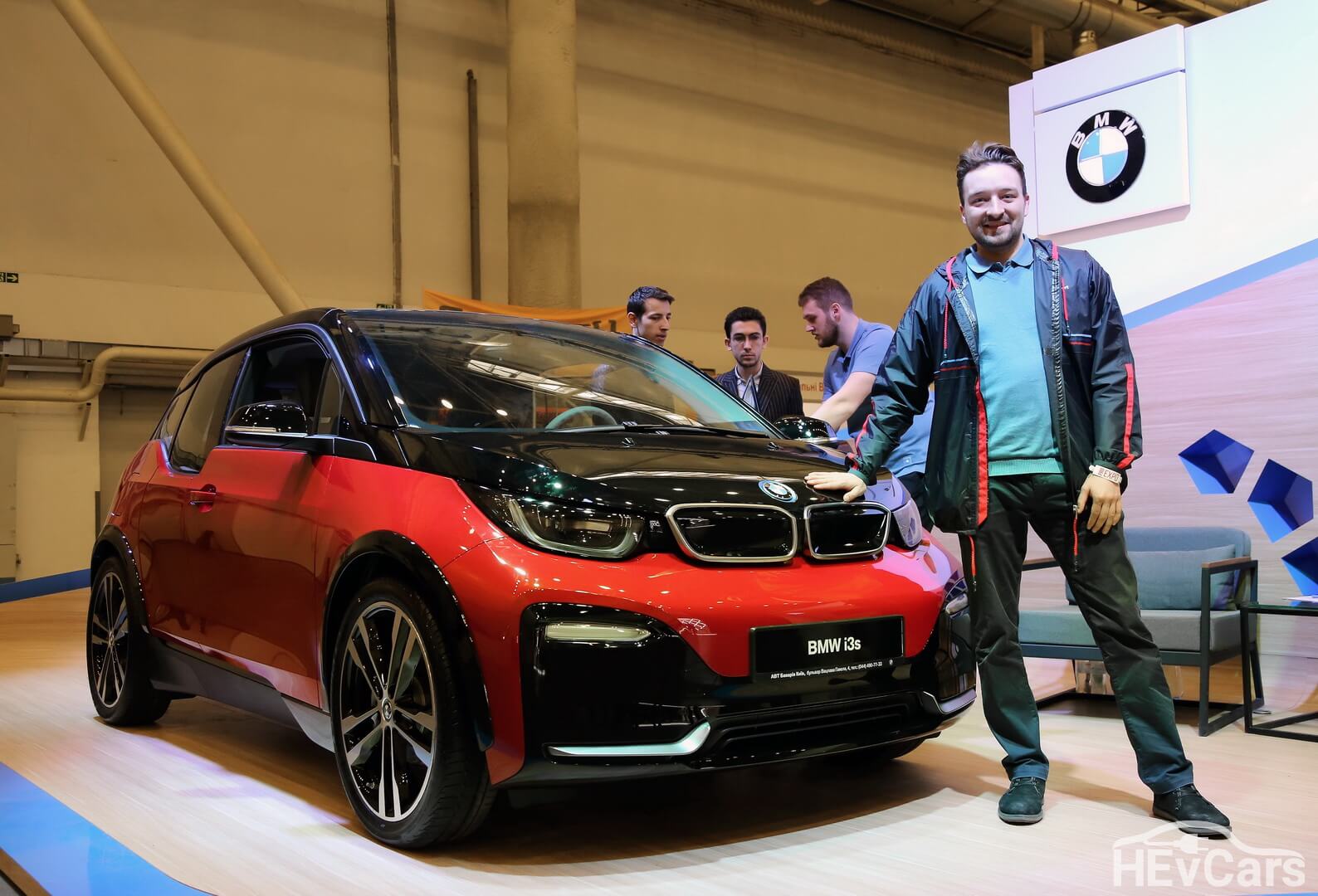 Александр Бутенко с BMW i3s на стенде компании «АВТ Бавария Украина» выставки EcoDriveExpo 2018 
