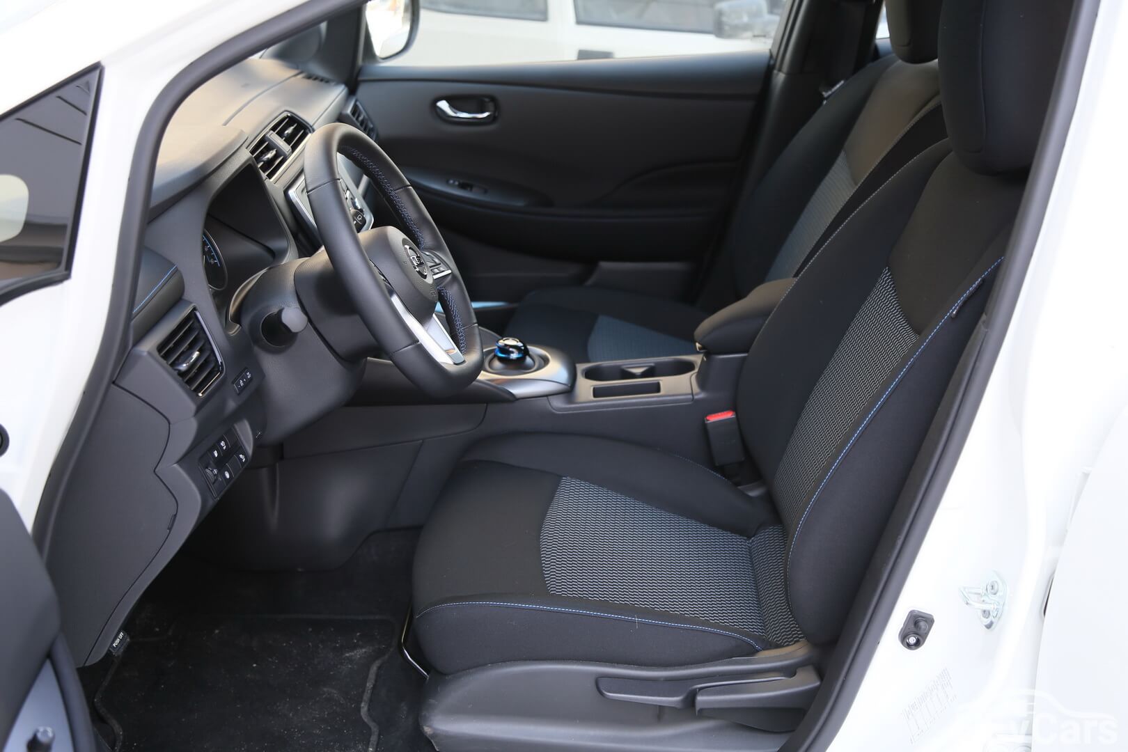 Передний ряд сидений в Nissan Leaf 2018