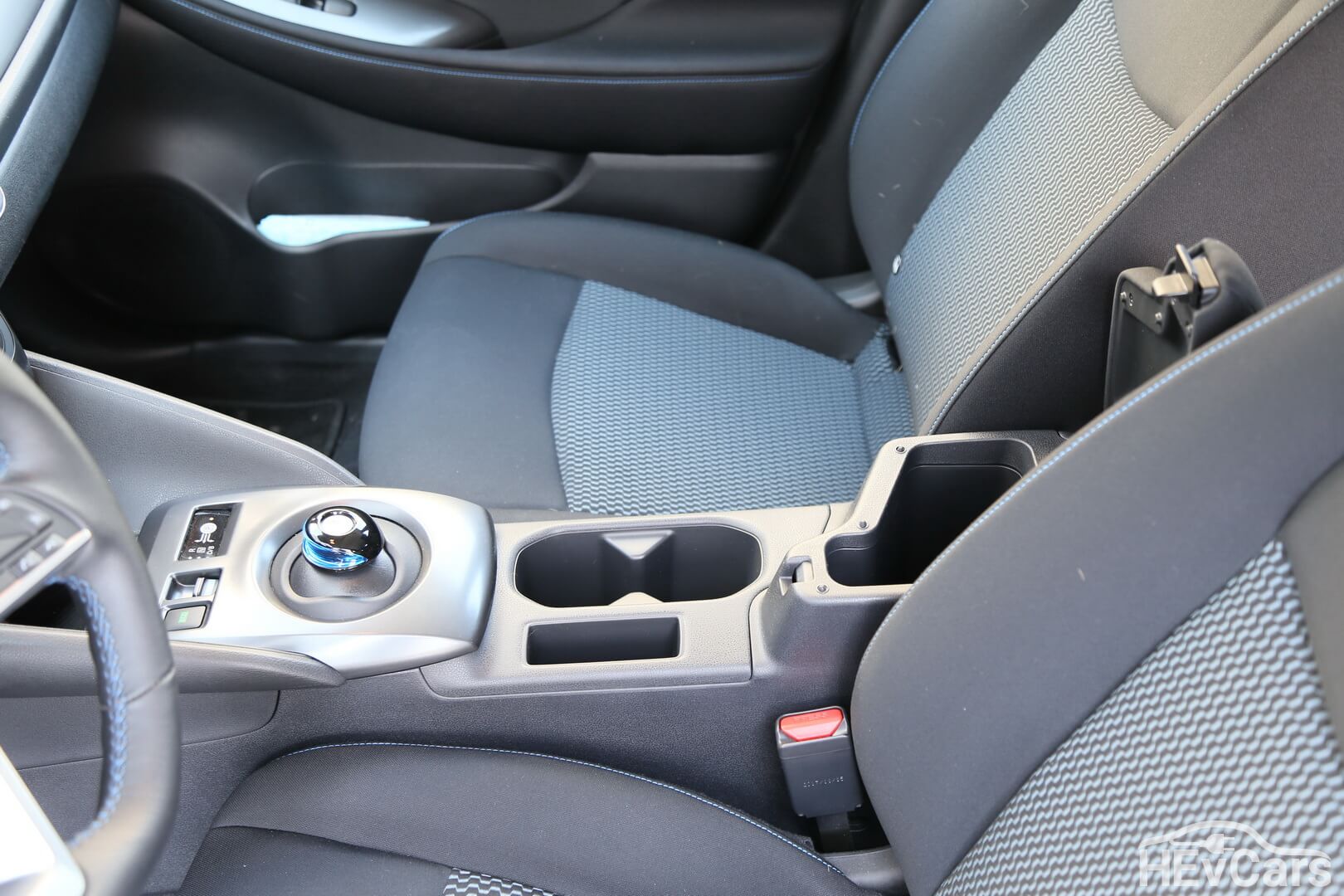 Коробка передач с подлокотником и карманом Nissan Leaf 2018