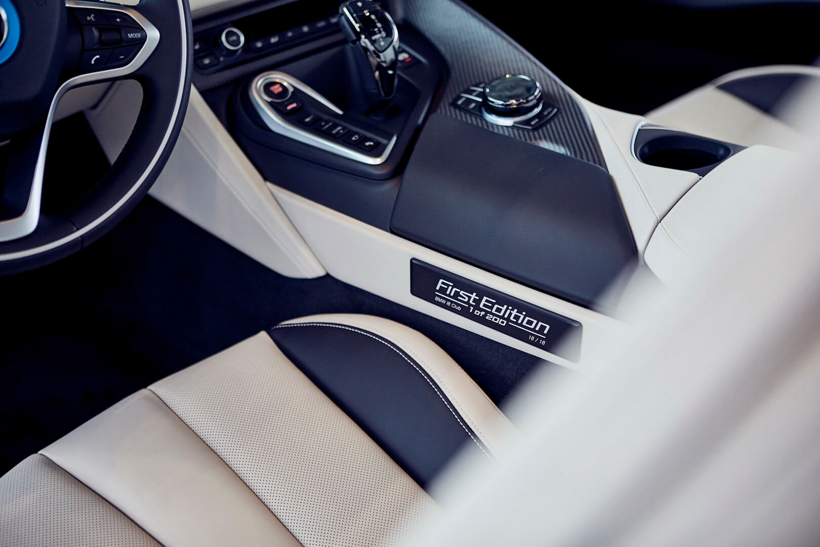 Шильдик эксклюзивности BMW i8 Roadster First Edition