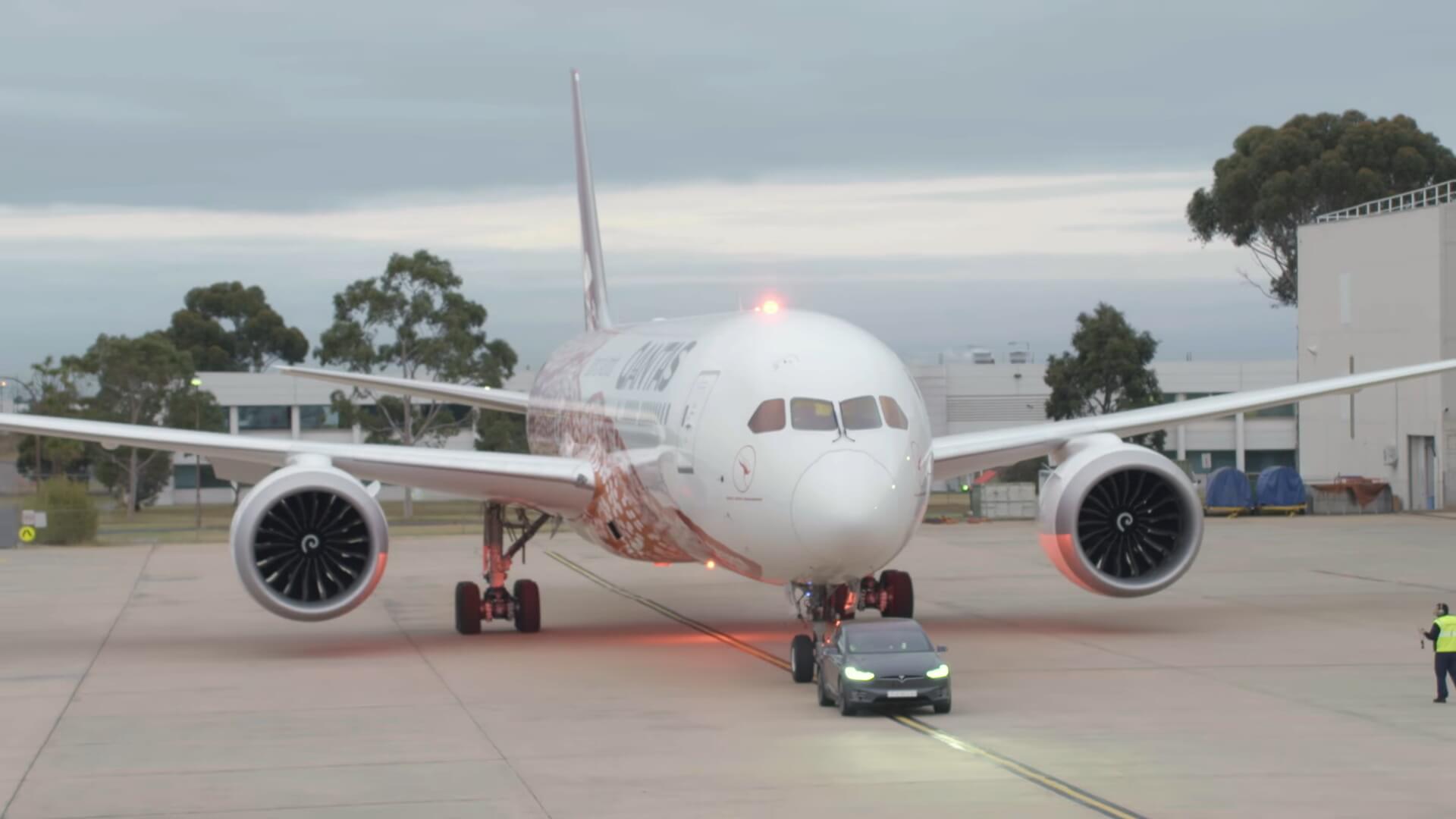Tesla Model X буксирует Boeing 787-9 Dreamliner в аэропорту Мельбурна