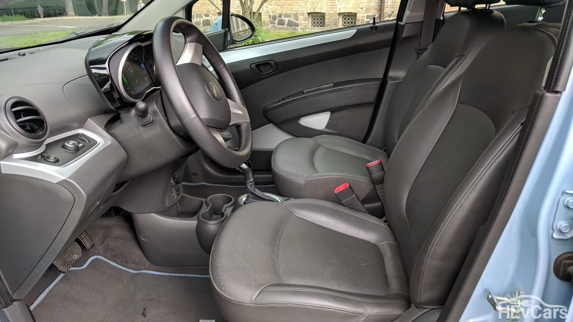 Передний ряд сидений в Chevrolet Spark EV