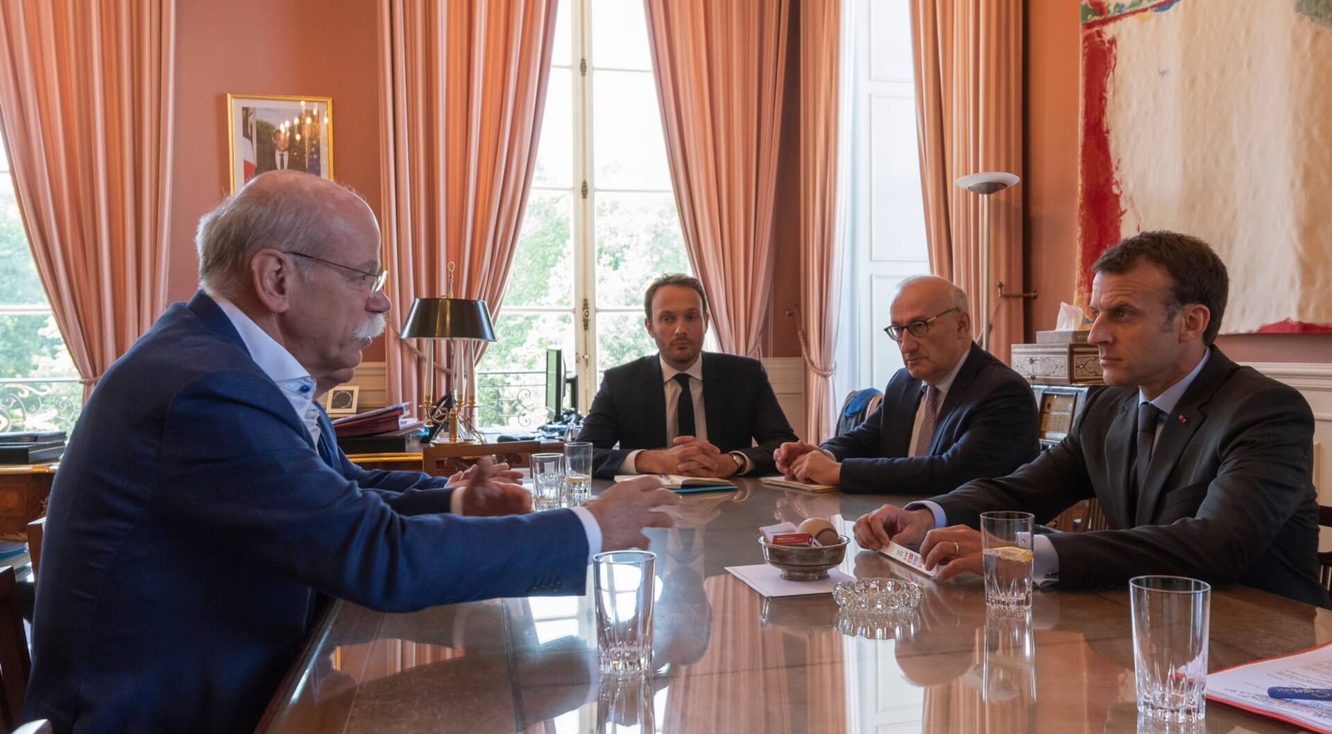 Председатель правления Daimler AG и глава Mercedes-Benz Cars, на встрече с президентом Франции Эммануэлем Макроном
