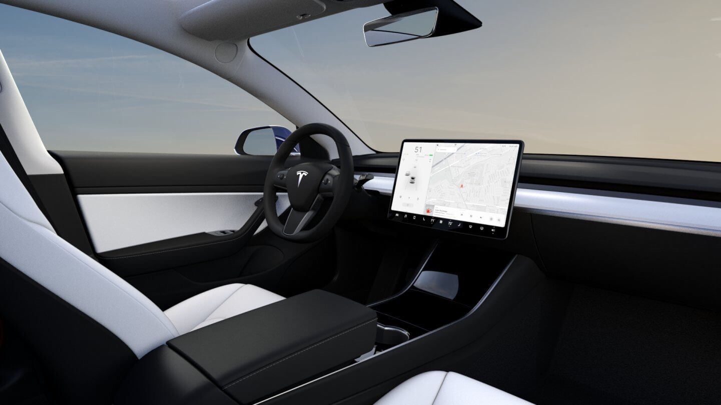Вариант белой отделки интерьера Tesla Model 3 Performance